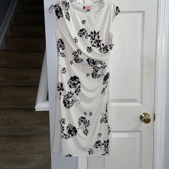 Dress - Picture 1 of 8